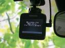 フロントガラス上部に設置された小型の記録機器は、運転席から画面を確認しやすい位置。コンパクトな本体で、視界を大きく遮りにくい取り付け方です。