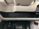 足元近くに収納スペースがあり、車内で使う小物の置き場所として便利です。座ったまま手が届きやすい位置にあるため、日常の移動中にも荷物を整理してお使いいただけます。