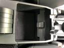 センターコンソール内には小物を収められる収納スペースが備わり、車内で使う持ち物の整理に便利です。電源用の差込口も配置されており、日常の移動中に機器を使用する際にも活用いただけます。