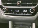 温度や風量などが表示され、左右のダイヤルと並ぶスイッチで空調を調整できます。AUTOやDUALの表示も見やすく、日常で扱いやすい操作部です。