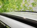 ボディと調和するルーフ面に、左右のルーフレールがすっきりと配置されています。車体の上部まで一体感のあるシルエットを形づくり、横から眺めた際にも伸びやかでまとまりのある印象です。