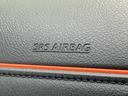 落ち着いたブラックの表面にオレンジのラインが映え、室内のアクセントになっています。SRS AIRBAGの刻印も確認でき、乗員を守る装備への配慮が感じられる部分です。