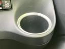 縁に明るい加飾を施したドリンクホルダーが、手元に収まる位置に設けられています。飲み物を置けるスペースがあり、車内で手軽に使える実用的な収納ポイントです。