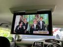 後席から見やすい位置にモニターを備え、同乗者が映像を楽しめる車内環境です。前席側にも画面が確認でき、乗員それぞれの時間をゆったり過ごすのに役立つ装備です。