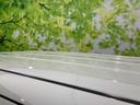 ボディ上部は明るい色合いで、滑らかな面がすっきりとした印象を与えます。車体全体のまとまりを感じさせるシンプルな仕上がりで、外観に軽やかな雰囲気を添えています。