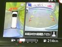 車両周辺を複数の視点から確認できる画面で、駐車や狭い場所での取り回しをサポートします。ガイド表示も備わり、周囲を目で確かめながら操作できて安心です。