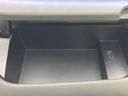 ふた付きの収納スペースに加え、内部には電源用の差し込み口も備わっています。小物の整理や機器の接続に活用でき、車内で過ごす際の便利さを高めてくれます。