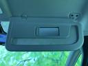 頭上に備わるサンバイザーは、ミラー部分をカバーで覆えるすっきりとした造り。運転席まわりに自然になじみ、必要なときに手元で確認しやすい位置にあります。