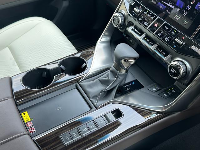 ＬＸ ＬＸ６００　オフロード　ＳＲ　リアエンター　マークレビンソン　ＷＡＬＤエアロ＆２４ｉｎＡＷ　別体型ディスクプレイヤー　おくだけ充電　全周囲カメラ　デジタルミラー　白革　ベンチレーションシート　パワーバックドア　ＢＳＭ　ＨＵＤ（22枚目）