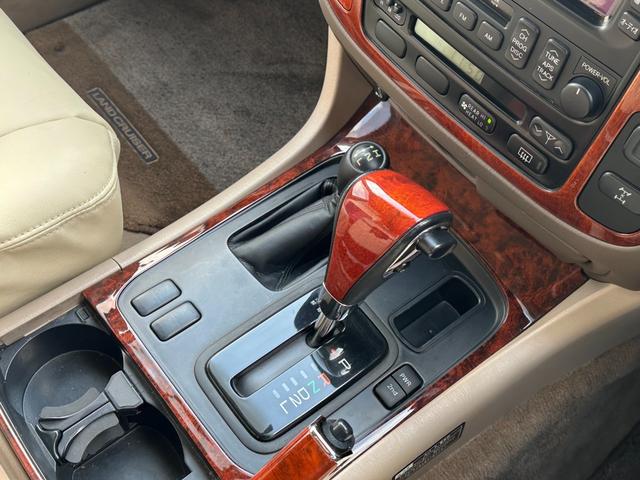 ランドクルーザー１００ ＶＸリミテッド　４．２Ｌディーゼルターボ　ＳＲ　純正ナビ　ウッドコンビステア　純正アルミホイール　シートカバー　クルーズコントロール　電動格納ドアミラー　ヘッドライトウォッシャー（19枚目）