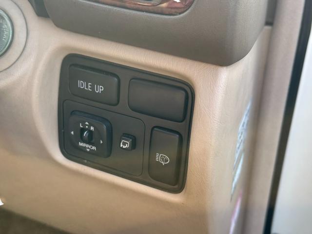 ランドクルーザー１００ ＶＸリミテッド　４．２Ｌディーゼルターボ　ＳＲ　純正ナビ　ウッドコンビステア　純正アルミホイール　シートカバー　クルーズコントロール　電動格納ドアミラー　ヘッドライトウォッシャー（20枚目）