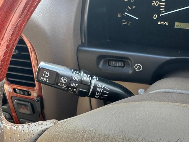 ランドクルーザー１００ ＶＸリミテッド　４．２Ｌディーゼルターボ　ＳＲ　純正ナビ　ウッドコンビステア　純正アルミホイール　シートカバー　クルーズコントロール　電動格納ドアミラー　ヘッドライトウォッシャー（24枚目）
