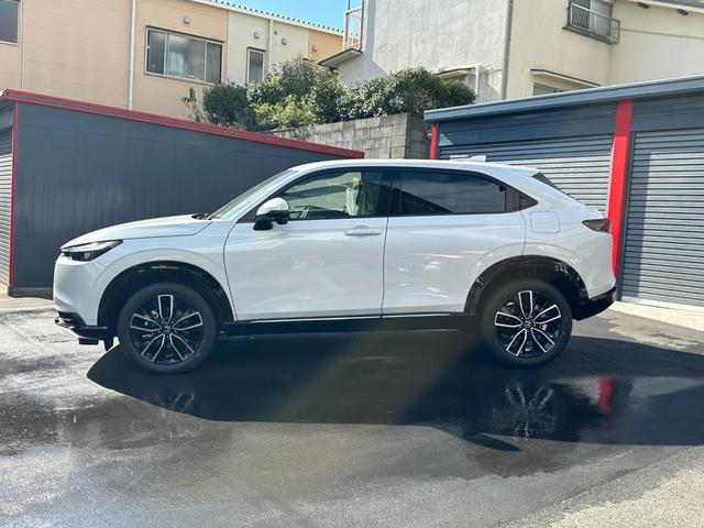 ヴェゼル ｅ：ＨＥＶ　Ｚ　ホンダコネクトｆｏｒＧａｔｈｅｒｓ＋ナビ装着用ＰＫＧ　ホンダセンシング　電動テールゲート　Ｂカメラ　ＢＳＭ　パークセンサー　アダプティブクルコン　コンビシート　ステア＆シートヒーター　１８ｉｎＡＷ（3枚目）