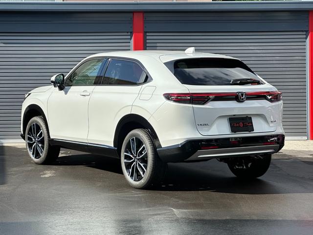 ヴェゼル ｅ：ＨＥＶ　Ｚ　ホンダコネクトｆｏｒＧａｔｈｅｒｓ＋ナビ装着用ＰＫＧ　ホンダセンシング　電動テールゲート　Ｂカメラ　ＢＳＭ　パークセンサー　アダプティブクルコン　コンビシート　ステア＆シートヒーター　１８ｉｎＡＷ（5枚目）