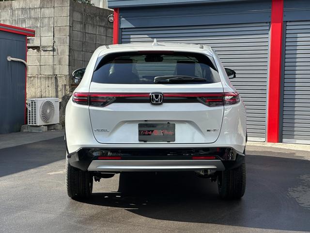 ヴェゼル ｅ：ＨＥＶ　Ｚ　ホンダコネクトｆｏｒＧａｔｈｅｒｓ＋ナビ装着用ＰＫＧ　ホンダセンシング　電動テールゲート　Ｂカメラ　ＢＳＭ　パークセンサー　アダプティブクルコン　コンビシート　ステア＆シートヒーター　１８ｉｎＡＷ（13枚目）