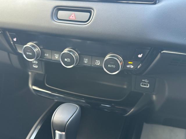 ヴェゼル ｅ：ＨＥＶ　Ｚ　ホンダコネクトｆｏｒＧａｔｈｅｒｓ＋ナビ装着用ＰＫＧ　ホンダセンシング　電動テールゲート　Ｂカメラ　ＢＳＭ　パークセンサー　アダプティブクルコン　コンビシート　ステア＆シートヒーター　１８ｉｎＡＷ（17枚目）