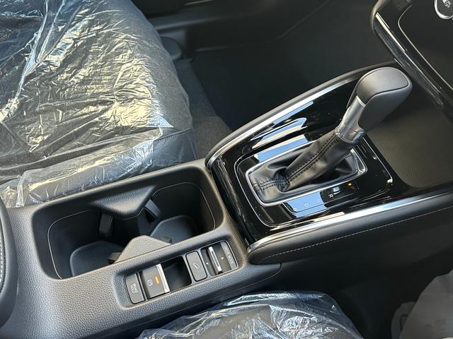 ヴェゼル ｅ：ＨＥＶ　Ｚ　ホンダコネクトｆｏｒＧａｔｈｅｒｓ＋ナビ装着用ＰＫＧ　ホンダセンシング　電動テールゲート　Ｂカメラ　ＢＳＭ　パークセンサー　アダプティブクルコン　コンビシート　ステア＆シートヒーター　１８ｉｎＡＷ（18枚目）