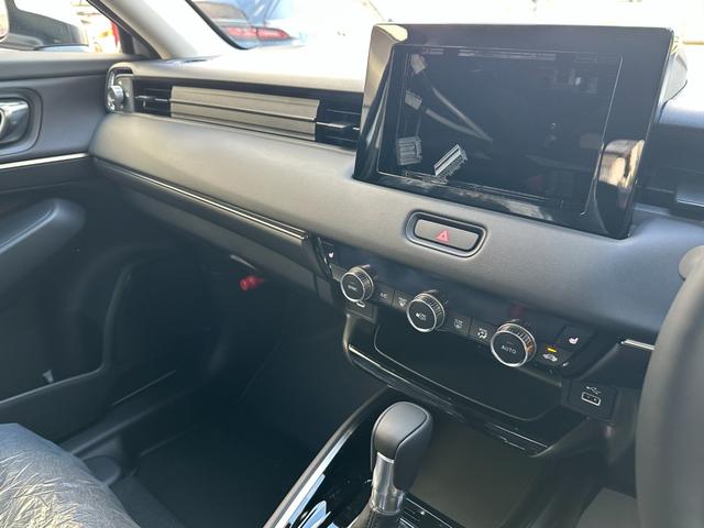 ヴェゼル ｅ：ＨＥＶ　Ｚ　ホンダコネクトｆｏｒＧａｔｈｅｒｓ＋ナビ装着用ＰＫＧ　ホンダセンシング　電動テールゲート　Ｂカメラ　ＢＳＭ　パークセンサー　アダプティブクルコン　コンビシート　ステア＆シートヒーター　１８ｉｎＡＷ（22枚目）