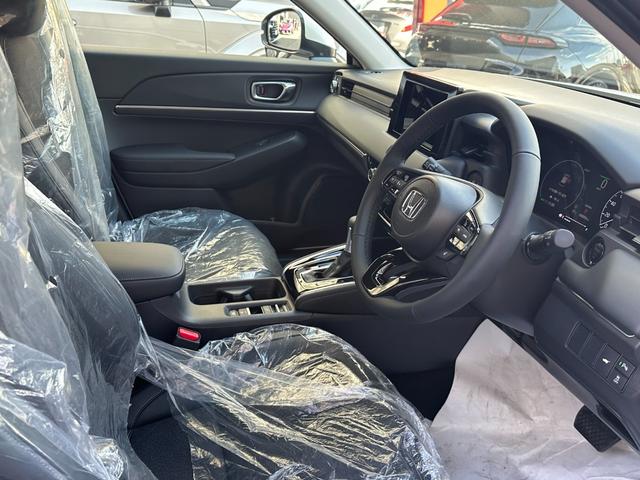 ヴェゼル ｅ：ＨＥＶ　Ｚ　ホンダコネクトｆｏｒＧａｔｈｅｒｓ＋ナビ装着用ＰＫＧ　ホンダセンシング　電動テールゲート　Ｂカメラ　ＢＳＭ　パークセンサー　アダプティブクルコン　コンビシート　ステア＆シートヒーター　１８ｉｎＡＷ（24枚目）