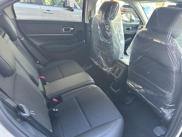 ヴェゼル ｅ：ＨＥＶ　Ｚ　ホンダコネクトｆｏｒＧａｔｈｅｒｓ＋ナビ装着用ＰＫＧ　ホンダセンシング　電動テールゲート　Ｂカメラ　ＢＳＭ　パークセンサー　アダプティブクルコン　コンビシート　ステア＆シートヒーター　１８ｉｎＡＷ（26枚目）