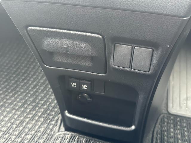 ノア X サイドリフトアップチルトシート車 インテリジェントクリアランスソナー 両側電動スライドドア スマートキー 純正ナビ Bカメラ セーフティセンス パーキングサポートブレーキ LEDヘッドライト&フォグ(25枚目)