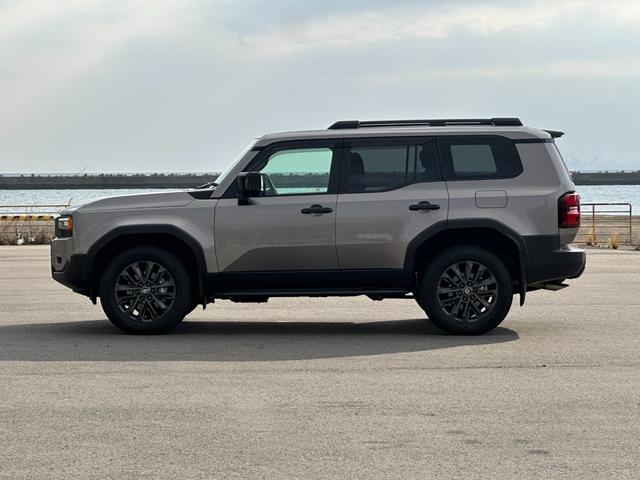 ランドクルーザー２５０ ＺＸ　ＳＲ　ＪＢＬサウンド　トヨタチームメイト　おくだけ充電　ＨＵＤ　ＢＳＭ　全周囲カメラ　デジタルミラー　パワーバックドア　茶革　ベンチレーションシート　ルーフレール　アクセサリーコンセント　寒冷地仕様（3枚目）