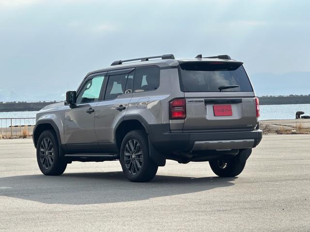 ランドクルーザー２５０ ＺＸ　ＳＲ　ＪＢＬサウンド　トヨタチームメイト　おくだけ充電　ＨＵＤ　ＢＳＭ　全周囲カメラ　デジタルミラー　パワーバックドア　茶革　ベンチレーションシート　ルーフレール　アクセサリーコンセント　寒冷地仕様（5枚目）