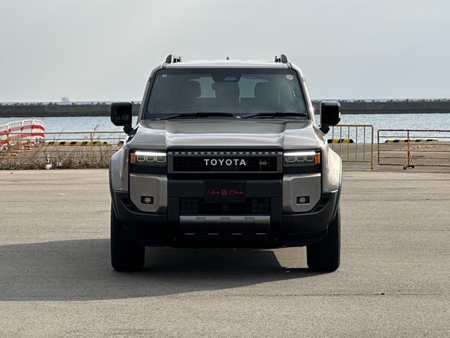 ランドクルーザー２５０ ＺＸ　ＳＲ　ＪＢＬサウンド　トヨタチームメイト　おくだけ充電　ＨＵＤ　ＢＳＭ　全周囲カメラ　デジタルミラー　パワーバックドア　茶革　ベンチレーションシート　ルーフレール　アクセサリーコンセント　寒冷地仕様（12枚目）