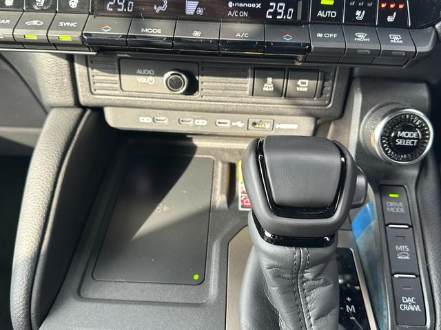 ランドクルーザー２５０ ＺＸ　ＳＲ　ＪＢＬサウンド　トヨタチームメイト　おくだけ充電　ＨＵＤ　ＢＳＭ　全周囲カメラ　デジタルミラー　パワーバックドア　茶革　ベンチレーションシート　ルーフレール　アクセサリーコンセント　寒冷地仕様（21枚目）