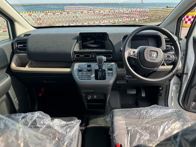 フリード ｅ：ＨＥＶエアー　ＥＸ　ホンダセンシング　ナビ装着用ＰＫＧ　両側電動スライドドア　Ｂカメラ　アダプティブクルコン　ＢＳＭ　パークセンサー　コンビシート　シートヒーター　フルＬＥＤヘッドランプ　オートハイビーム　リアクーラー（15枚目）