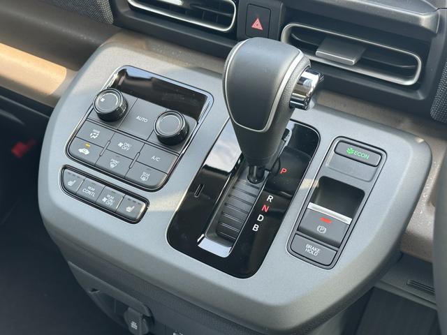 フリード ｅ：ＨＥＶエアー　ＥＸ　ホンダセンシング　ナビ装着用ＰＫＧ　両側電動スライドドア　Ｂカメラ　アダプティブクルコン　ＢＳＭ　パークセンサー　コンビシート　シートヒーター　フルＬＥＤヘッドランプ　オートハイビーム　リアクーラー（17枚目）