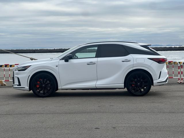 ＲＸ ＲＸ５００ｈ　Ｆスポーツパフォーマンス　パノラマＳＲ　マークレビンソン　ＯＰオレンジキャリパー　ルーフレール　輻射ヒーター　寒冷地仕様　デジタルミラー　おくだけ充電　前後ドラレコ　全周囲カメラ　赤革シート　パワーバックドア　ＨＵＤ　ＢＳＭ（3枚目）