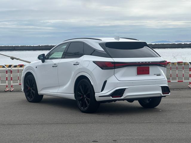 ＲＸ ＲＸ５００ｈ　Ｆスポーツパフォーマンス　パノラマＳＲ　マークレビンソン　ＯＰオレンジキャリパー　ルーフレール　輻射ヒーター　寒冷地仕様　デジタルミラー　おくだけ充電　前後ドラレコ　全周囲カメラ　赤革シート　パワーバックドア　ＨＵＤ　ＢＳＭ（5枚目）