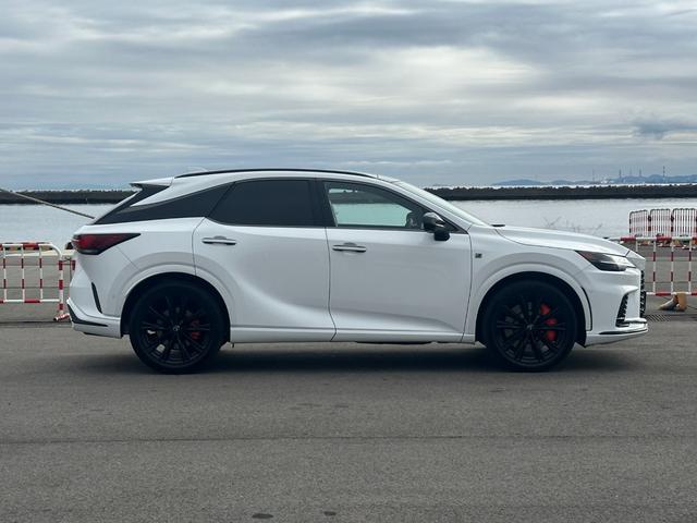 ＲＸ ＲＸ５００ｈ　Ｆスポーツパフォーマンス　パノラマＳＲ　マークレビンソン　ＯＰオレンジキャリパー　ルーフレール　輻射ヒーター　寒冷地仕様　デジタルミラー　おくだけ充電　前後ドラレコ　全周囲カメラ　赤革シート　パワーバックドア　ＨＵＤ　ＢＳＭ（9枚目）