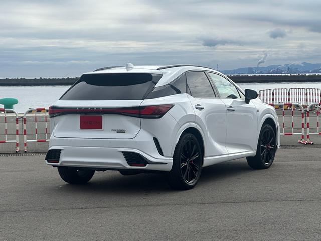 ＲＸ ＲＸ５００ｈ　Ｆスポーツパフォーマンス　パノラマＳＲ　マークレビンソン　ＯＰオレンジキャリパー　ルーフレール　輻射ヒーター　寒冷地仕様　デジタルミラー　おくだけ充電　前後ドラレコ　全周囲カメラ　赤革シート　パワーバックドア　ＨＵＤ　ＢＳＭ（11枚目）