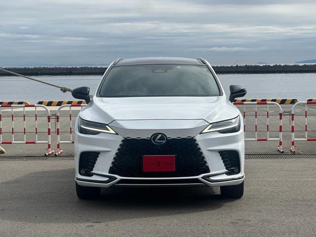 ＲＸ ＲＸ５００ｈ　Ｆスポーツパフォーマンス　パノラマＳＲ　マークレビンソン　ＯＰオレンジキャリパー　ルーフレール　輻射ヒーター　寒冷地仕様　デジタルミラー　おくだけ充電　前後ドラレコ　全周囲カメラ　赤革シート　パワーバックドア　ＨＵＤ　ＢＳＭ（12枚目）