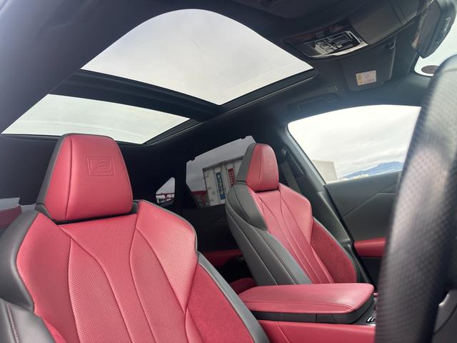 ＲＸ ＲＸ５００ｈ　Ｆスポーツパフォーマンス　パノラマＳＲ　マークレビンソン　ＯＰオレンジキャリパー　ルーフレール　輻射ヒーター　寒冷地仕様　デジタルミラー　おくだけ充電　前後ドラレコ　全周囲カメラ　赤革シート　パワーバックドア　ＨＵＤ　ＢＳＭ（15枚目）