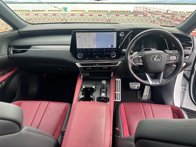 ＲＸ ＲＸ５００ｈ　Ｆスポーツパフォーマンス　パノラマＳＲ　マークレビンソン　ＯＰオレンジキャリパー　ルーフレール　輻射ヒーター　寒冷地仕様　デジタルミラー　おくだけ充電　前後ドラレコ　全周囲カメラ　赤革シート　パワーバックドア　ＨＵＤ　ＢＳＭ（16枚目）