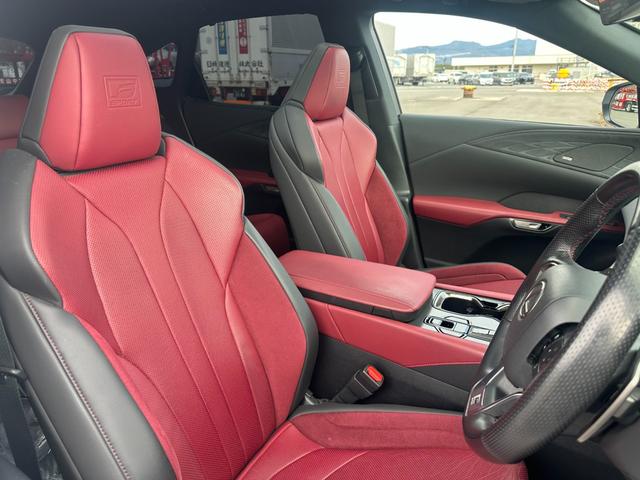 ＲＸ ＲＸ５００ｈ　Ｆスポーツパフォーマンス　パノラマＳＲ　マークレビンソン　ＯＰオレンジキャリパー　ルーフレール　輻射ヒーター　寒冷地仕様　デジタルミラー　おくだけ充電　前後ドラレコ　全周囲カメラ　赤革シート　パワーバックドア　ＨＵＤ　ＢＳＭ（18枚目）