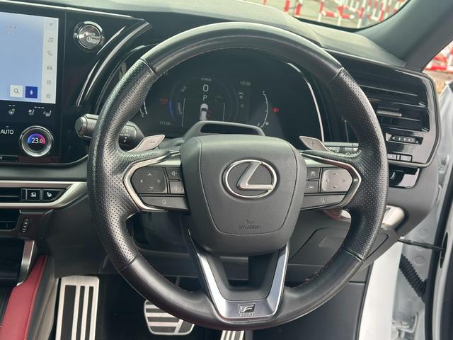 ＲＸ ＲＸ５００ｈ　Ｆスポーツパフォーマンス　パノラマＳＲ　マークレビンソン　ＯＰオレンジキャリパー　ルーフレール　輻射ヒーター　寒冷地仕様　デジタルミラー　おくだけ充電　前後ドラレコ　全周囲カメラ　赤革シート　パワーバックドア　ＨＵＤ　ＢＳＭ（21枚目）