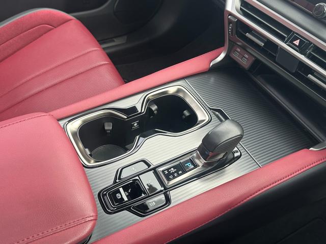 ＲＸ ＲＸ５００ｈ　Ｆスポーツパフォーマンス　パノラマＳＲ　マークレビンソン　ＯＰオレンジキャリパー　ルーフレール　輻射ヒーター　寒冷地仕様　デジタルミラー　おくだけ充電　前後ドラレコ　全周囲カメラ　赤革シート　パワーバックドア　ＨＵＤ　ＢＳＭ（24枚目）