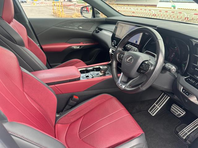 ＲＸ ＲＸ５００ｈ　Ｆスポーツパフォーマンス　パノラマＳＲ　マークレビンソン　ＯＰオレンジキャリパー　ルーフレール　輻射ヒーター　寒冷地仕様　デジタルミラー　おくだけ充電　前後ドラレコ　全周囲カメラ　赤革シート　パワーバックドア　ＨＵＤ　ＢＳＭ（29枚目）