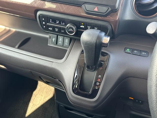 N-BOX G・Lホンダセンシング カッパーブラウンスタイル 社外ナビTV Bカメラ ドラレコ ETC 両側電動スライドドア フルLEDヘッドライト オートハイビーム アダプティブクルコン トリコットシート ベンチシート ロールサンシェード マット&バイザー(18枚目)