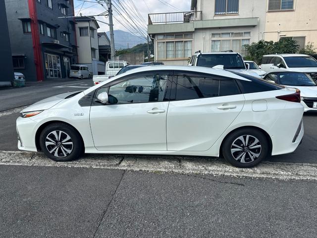 プリウスＰＨＶ Ａプレミアム　１１．６型ナビＴＶ　Ｂカメラ　黒革　シートヒーター　パワーシート　ＨＵＤ　ＢＳＭ　アクセサリーコンセント　トヨタセーフティセンス　ＬＥＤヘッドランプ　アダプティブハイビーム　インテリパークアシスト（3枚目）