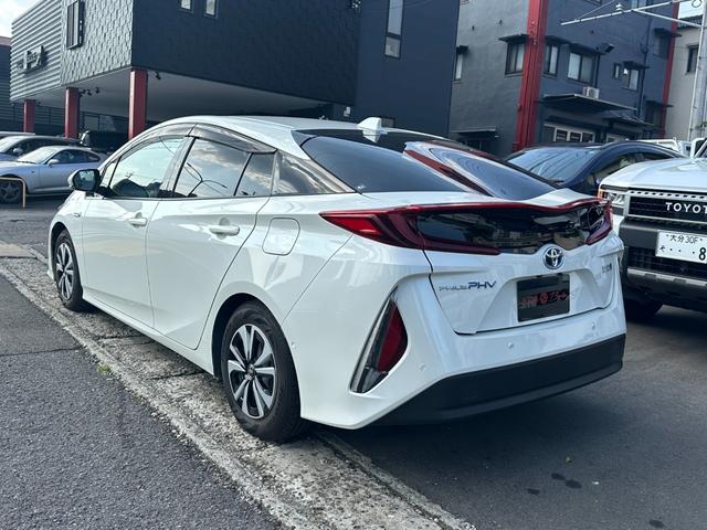 プリウスＰＨＶ Ａプレミアム　１１．６型ナビＴＶ　Ｂカメラ　黒革　シートヒーター　パワーシート　ＨＵＤ　ＢＳＭ　アクセサリーコンセント　トヨタセーフティセンス　ＬＥＤヘッドランプ　アダプティブハイビーム　インテリパークアシスト（5枚目）