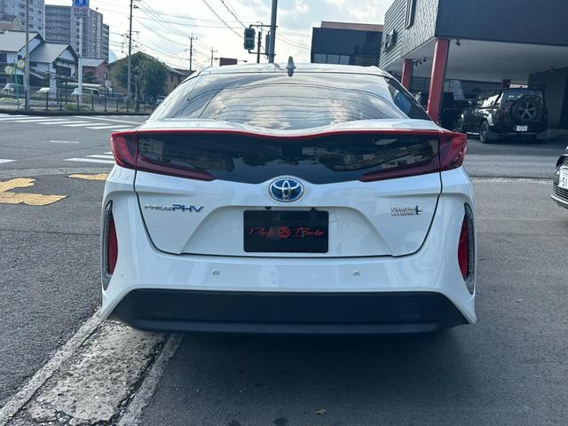 プリウスＰＨＶ Ａプレミアム　１１．６型ナビＴＶ　Ｂカメラ　黒革　シートヒーター　パワーシート　ＨＵＤ　ＢＳＭ　アクセサリーコンセント　トヨタセーフティセンス　ＬＥＤヘッドランプ　アダプティブハイビーム　インテリパークアシスト（13枚目）