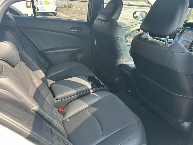 プリウスＰＨＶ Ａプレミアム　１１．６型ナビＴＶ　Ｂカメラ　黒革　シートヒーター　パワーシート　ＨＵＤ　ＢＳＭ　アクセサリーコンセント　トヨタセーフティセンス　ＬＥＤヘッドランプ　アダプティブハイビーム　インテリパークアシスト（23枚目）