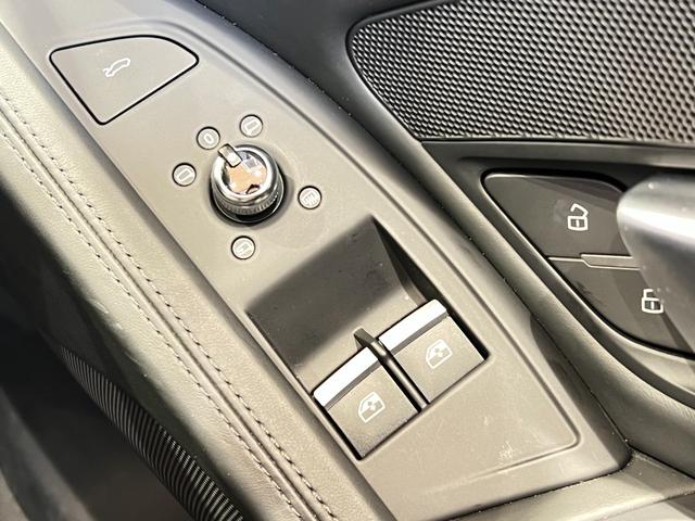 Ｒ８スパイダー 　Ｖ１０　５．２ＦＳＩクワトロ　４ＷＤ　オートマチック７速　オープンドア　記録簿有り　禁煙車　キーレスエントリー　スマートキー　　ＡＢＳ　ＥＳＣ　レザーシート　シートヒーター　エアロ　ＬＥＤヘッドライト（28枚目）