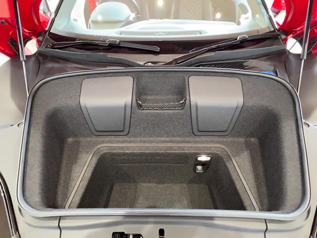 Ｒ８スパイダー 　Ｖ１０　５．２ＦＳＩクワトロ　４ＷＤ　オートマチック７速　オープンドア　記録簿有り　禁煙車　キーレスエントリー　スマートキー　　ＡＢＳ　ＥＳＣ　レザーシート　シートヒーター　エアロ　ＬＥＤヘッドライト（31枚目）