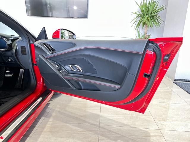 Ｒ８スパイダー 　Ｖ１０　５．２ＦＳＩクワトロ　４ＷＤ　オートマチック７速　オープンドア　記録簿有り　禁煙車　キーレスエントリー　スマートキー　　ＡＢＳ　ＥＳＣ　レザーシート　シートヒーター　エアロ　ＬＥＤヘッドライト（32枚目）